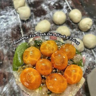 BÁNH PÍA TRÀ XANH DỪA HÀNH 8 TRỨNG 600G - WINNIE HOUSE