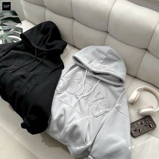 Áo khoác nỉ thêu chữ JJAYS, from cánh dơi nón 2 lớp vải chính, diễu chằn vai có túi trước như hình. Giá sỉ - giá bán buôn