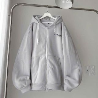 Áo khoác nỉ dây kéo phao, logo dập chữ nổi, nón rộng 2 lớp vải chính, diễu chằn vai và nách như hình, from rộng tay phồng. Giá sỉ - giá bán buôn