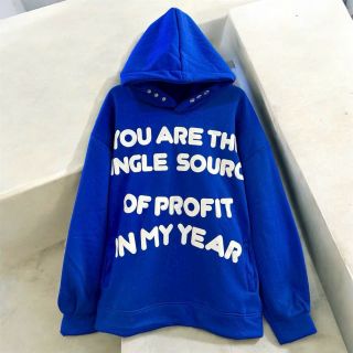 Áo hoodie logo in nổi, nón rộng 2 lớp vải chính, có nút bấm nón, 4 túi trước và sau có dây luồng nón, from to như hình. Giá sỉ - giá bán buôn