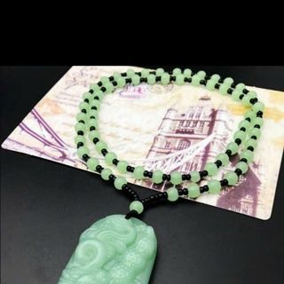 Dây chuyền phong thủy có màu đen và xanh