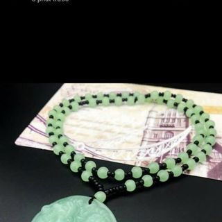 Dây chuyền phong thủy có màu đen và xanh