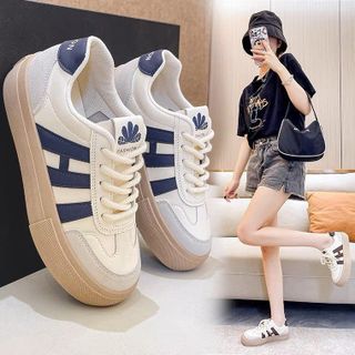 GIÀY THỂ THAO SNEAKER DÂY THỪNG ĐẾ NÂU CHỮ HI: ÊM CHÂN, NĂNG ĐỘNG, THỜI TRANG - WINNIE HOUSE