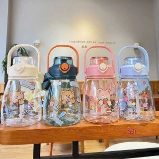 Bình Nước Cute BN04 Dung Tích 1300ml Có Dây Đeo, Bình Đựng Nước Dễ Thương Kèm Dán Sticker Cực Xinh, Bình Nước Đi Học Cho Bé Có Ống Hút Tiện Lợi - Zason giá sỉ