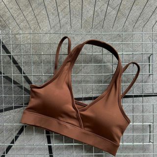 Hàng mới về Bra dây yếm tôn V1 sexy Thiết kế có bo chun ôm ngực tốt Chất thun poly co giãn . Có khe nhét mút , vải dày dặn S M L