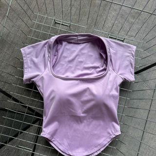 Hàng mới về Áo croptop cổ vuông vạt bầu Thiết kế có bo chun ôm ngực tốt Chất thun poly co giãn . Có khe nhét mút , vải dày dặn S M L