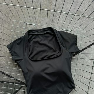 Hàng mới về Áo croptop cổ vuông vạt bầu Thiết kế có bo chun ôm ngực tốt Chất thun poly co giãn . Có khe nhét mút , vải dày dặn S M L
