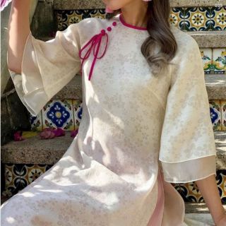 Sỉ SLL Áo dài nữ hoa ép LỤC HẠ 4 tà, tay loe 2 lớp, cổ đính nơ màu be kèm nút bọc trẻ trung