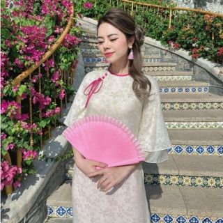 Sỉ SLL Áo dài nữ hoa ép LỤC HẠ 4 tà, tay loe 2 lớp, cổ đính nơ màu be kèm nút bọc trẻ trung