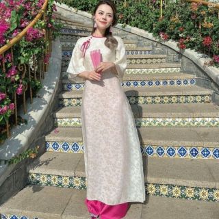 Sỉ SLL Áo dài nữ hoa ép LỤC HẠ 4 tà, tay loe 2 lớp, cổ đính nơ màu be kèm nút bọc trẻ trung