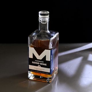 Chai thủy tinh vuôn cổ dài nắp cao su bọc nhôm màng co màu đen dung tích 500ml