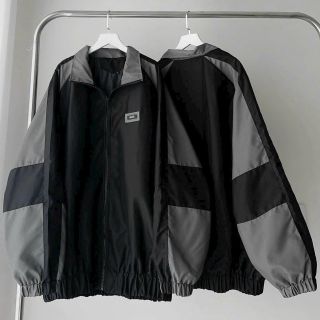 Áo khoác dù phối màu .logo thêu. Chất dù xịn 2 lớp .2 size L và xl .