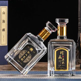 Chai thủy tinh dẹp vuông sọc nổi 3D - M77