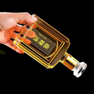 Chai thủy tinh dẹp vuông sọc nổi 3D - M77