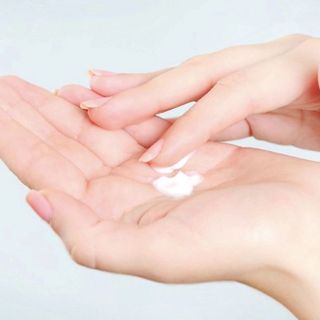 Kem tay Aura Gấu cam chiết xuất Oliu & Acid Hyaluronic