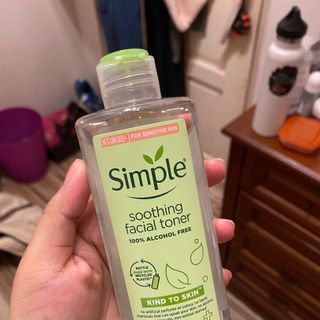 Nước Hoa Hồng Soothing Facial Toner Simple cân bằng ẩm cho da 200ml