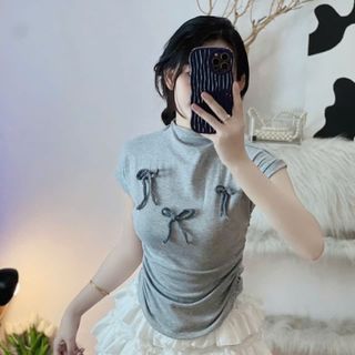 ÁO CỔ LỌ TAY NGẮN ĐÍNH NƠ - LÊ PHƯƠNG BOUTIQUE