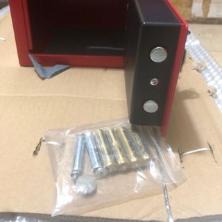 Két sắt mini treo tủ, treo trường có khe đút tiền tiện lợi cánh thép dày dặn