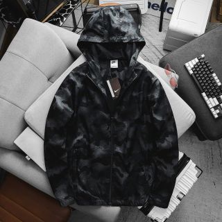 Khoác dù 2 lớp. Lớp lưới bên trong mềm thoáng mát, lớp dù bên ngoài chống trượt nước. Phụ liệu hãng 2 túi ngoài có khoá kéo Size : m l xl 2xl /2222/8c 4 màu/ ri 32c