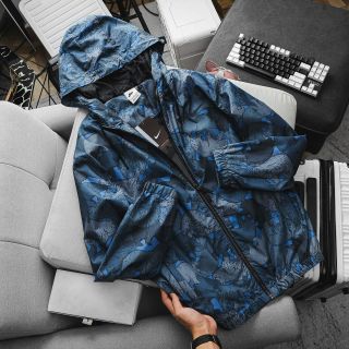 Khoác dù 2 lớp. Lớp lưới bên trong mềm thoáng mát, lớp dù bên ngoài chống trượt nước. Phụ liệu hãng 2 túi ngoài có khoá kéo Size : m l xl 2xl /2222/8c 4 màu/ ri 32c