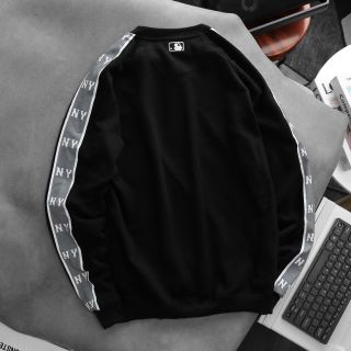 Áo Sweater phối vai tinh tế logo thêu tỉ mĩ, áo full tem tag, chất nỉ cua dày dặn,rất mịn.