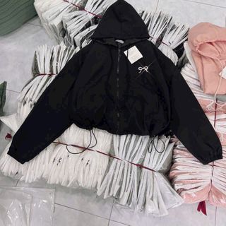 Áo khoác dù trượt nước mới về áo 2 lớp, nón 2 lớp.dáng lửng rộng.logo thêu nơ,có dây rút lai.