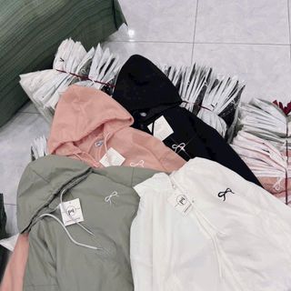 Áo khoác dù trượt nước mới về áo 2 lớp, nón 2 lớp.dáng lửng rộng.logo thêu nơ,có dây rút lai.