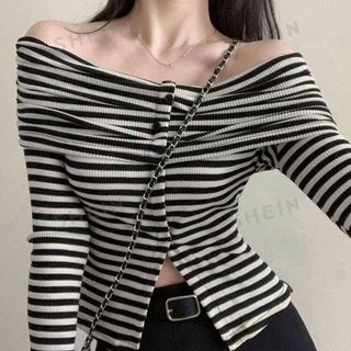 Áo thun body tay dài bẹt vai sọc phối nút