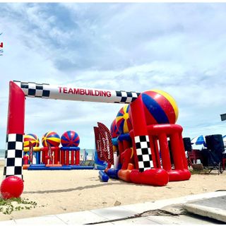 Cổng Hơi Sự Kiện Teambuilding có chân tự đứng, kẻ caro, vẽ chữ Mai Sơn