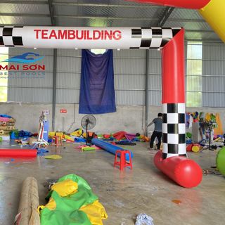 Cổng Hơi Sự Kiện Teambuilding có chân tự đứng, kẻ caro, vẽ chữ Mai Sơn