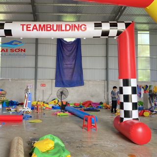 Cổng Hơi Sự Kiện Teambuilding có chân tự đứng, kẻ caro, vẽ chữ Mai Sơn