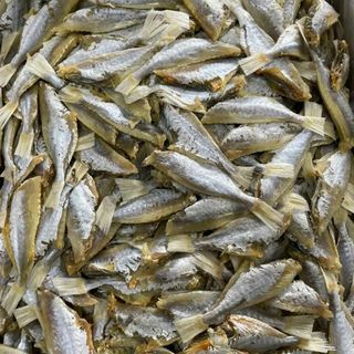 Cá mắt kính (cá Hồng lột da) rất ngon, nhiều thịt,, ít xương, vị mặn ( cần ngâm nước trước khi chế biến) -500gr