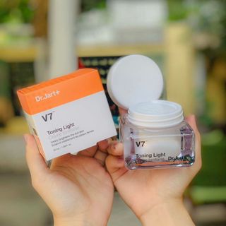 Kem Dưỡng Trắng Và Tái Tạo Da V7 Toning Light