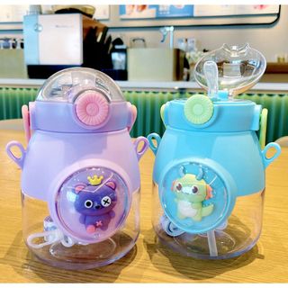 (Stiker 3D)Bình Nước Hình Bầu Cho Bé Trai,Bé Gái Chống Tràn Dây Đeo màu sắc dễ thương 900ml