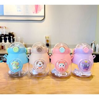 (Stiker 3D)Bình Nước Hình Bầu Cho Bé Trai,Bé Gái Chống Tràn Dây Đeo màu sắc dễ thương 900ml