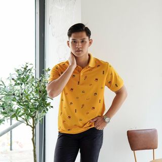 Áo thun polo nam màu vàng in hoạ tiết kiểu
