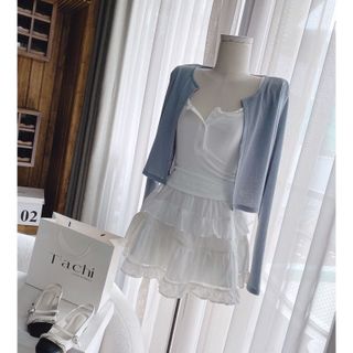 [SHOPPUMI] Set 3 món gồm áo 2s crop trắng viền ren kèm khoác xanh xám và chân váy tầng ren freesize Pumi 15248