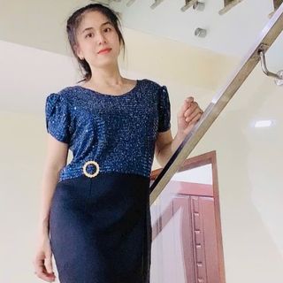 Đầm thun trung niên tôn dáng với chân váy bút chì đen, mẫu tùy ý