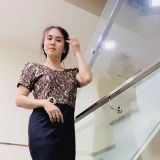 Đầm thun trung niên tôn dáng với chân váy bút chì đen, mẫu tùy ý