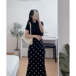 Set áo crop đen kèm chân váy đuôi cá in trước freesize Pumi 15073