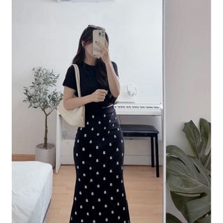 Set áo crop đen kèm chân váy đuôi cá in trước freesize Pumi 15073