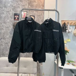 Áo khoác dù kiểu dáng lửng phối thân, logo in,dây rút lai.