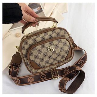 TÚI ĐEO CHÉO HỌA TIẾT KẺ Ô ĐÍNH HOA CÚC HOT TREND WH725 - WINNIE HOUSE