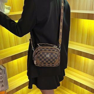 TÚI ĐEO CHÉO HỌA TIẾT KẺ Ô ĐÍNH HOA CÚC HOT TREND WH725 - WINNIE HOUSE