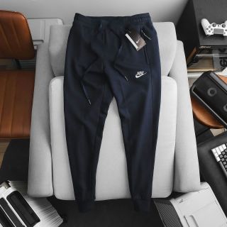 Jogger vải nỉ xịn chính hãng dày mịn, ấm áp, co giãn 4c thoải mái. 3 túi có khoá kéo, logo thêu Size : m l xl 2xl /2222/8c 4 màu / ri 32c
