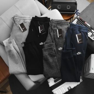 Jogger vải nỉ xịn chính hãng dày mịn, ấm áp, co giãn 4c thoải mái. 3 túi có khoá kéo, logo thêu Size : m l xl 2xl /2222/8c 4 màu / ri 32c