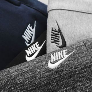 Jogger vải nỉ xịn chính hãng dày mịn, ấm áp, co giãn 4c thoải mái. 3 túi có khoá kéo, logo thêu Size : m l xl 2xl /2222/8c 4 màu / ri 32c