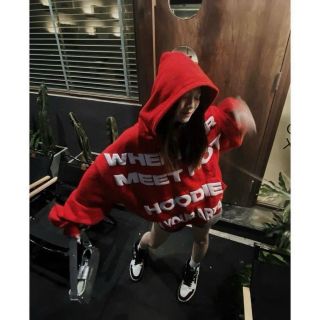 Áo hoodie chất nỉ dày dặn in chữ nổi WHENEVER MEET HOT, nón to nách rộng. Giá sỉ - giá bán buôn