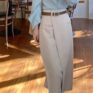 Set Áo Sơ Mi Xanh Và Chân Váy Midi Nude Kèm Nịt