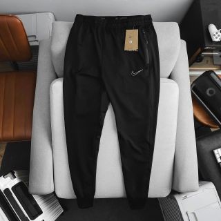 Jogger thun poly 2 da dày mịn trơn láng, mát rượi, co giãn 4c thoải mái. 3 túi khoá kéo, logo thêu Size : m l xl 2xl /2222/8c 2 màu / ri 16c